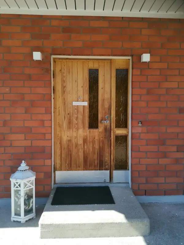 Vanha ulko-ovi ennen vaihtoa Loviisassa