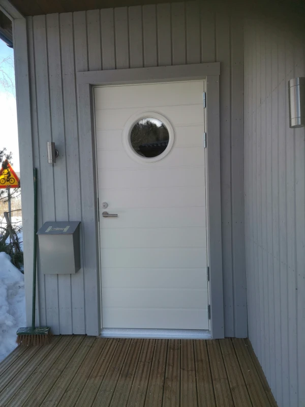 Saaristolaistyylinen ulko-ovi pyöreällä ikkunalla