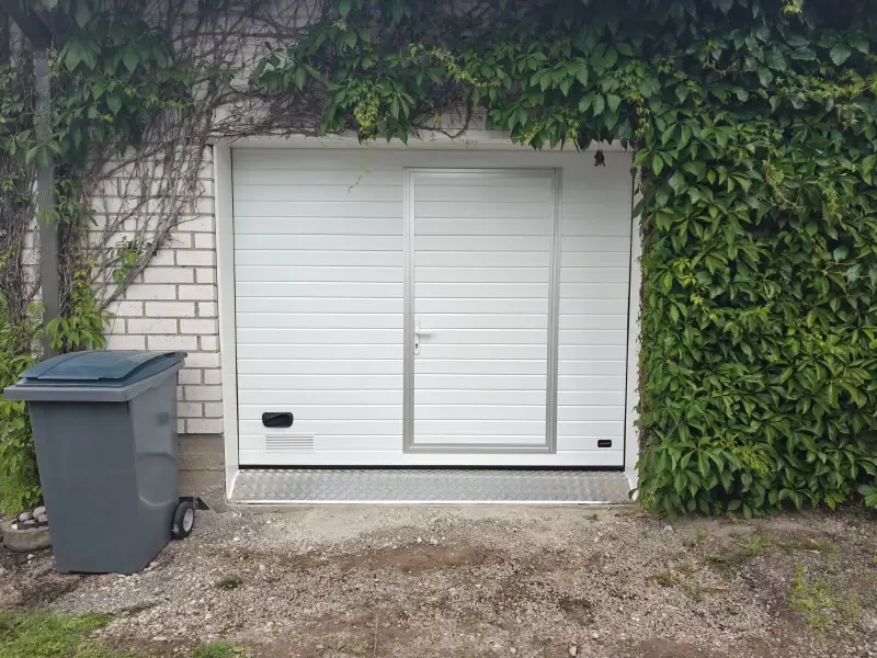 Uusi nosto-ovi käyntiovella ja turkkipeltikynnyksellä asennettuna Porvoossa