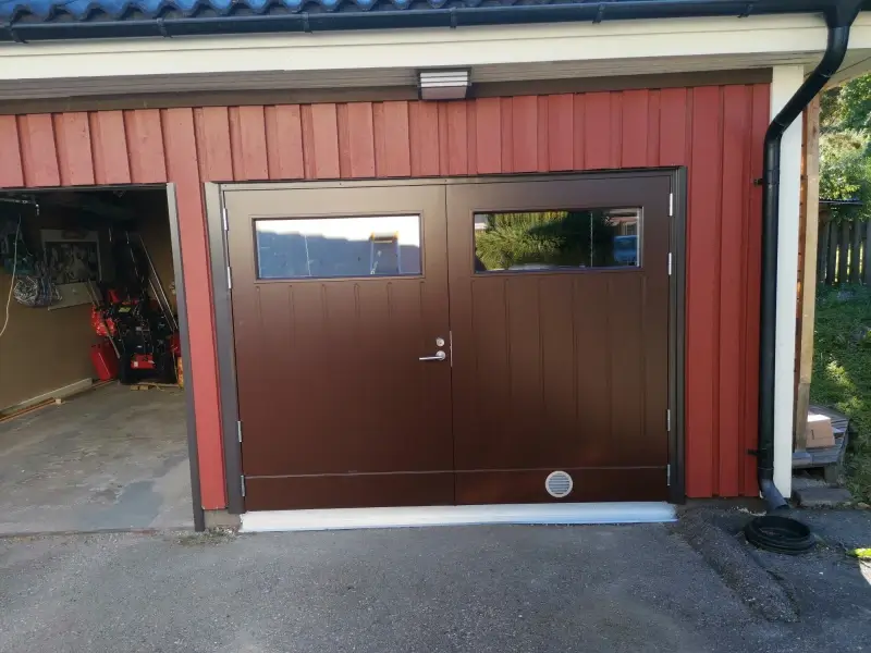 Autotallin pariovi ikkunoilla