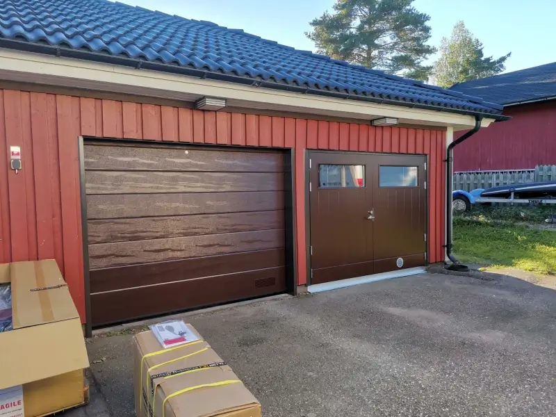 Uudet autotallin ovet Haminassa