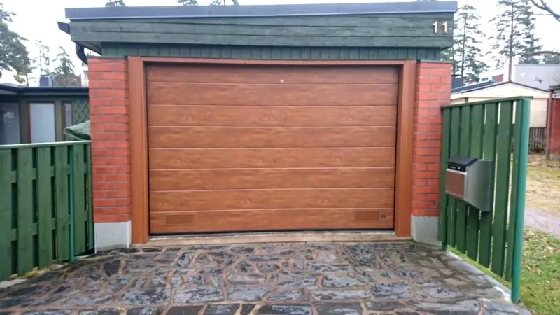 Uusi sähkökäyttöinen nosto-ovi puujäljitelmäpinnalla Porvoossa