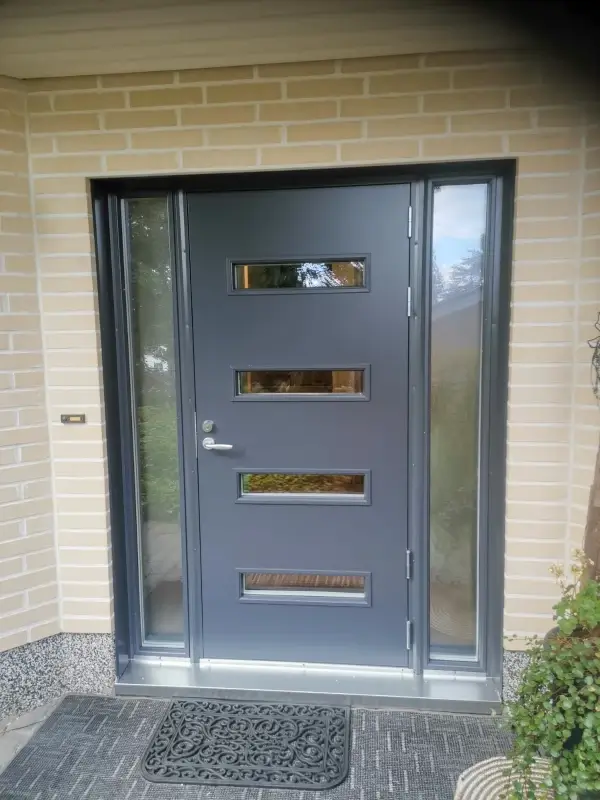 Uusi pääovi ikkunallisilla levikkeillä asennettuna Hämeenkoskella