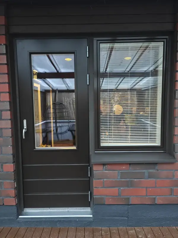 Uusi terassin ovi ja sivuikkuna asennettuna Kouvolassa