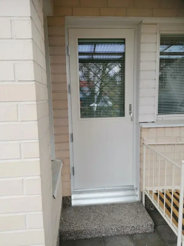 Uusi terassinovi asennettuna Kotkassa