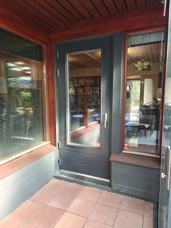 Uusi terassinovi asennettuna Kouvolassa