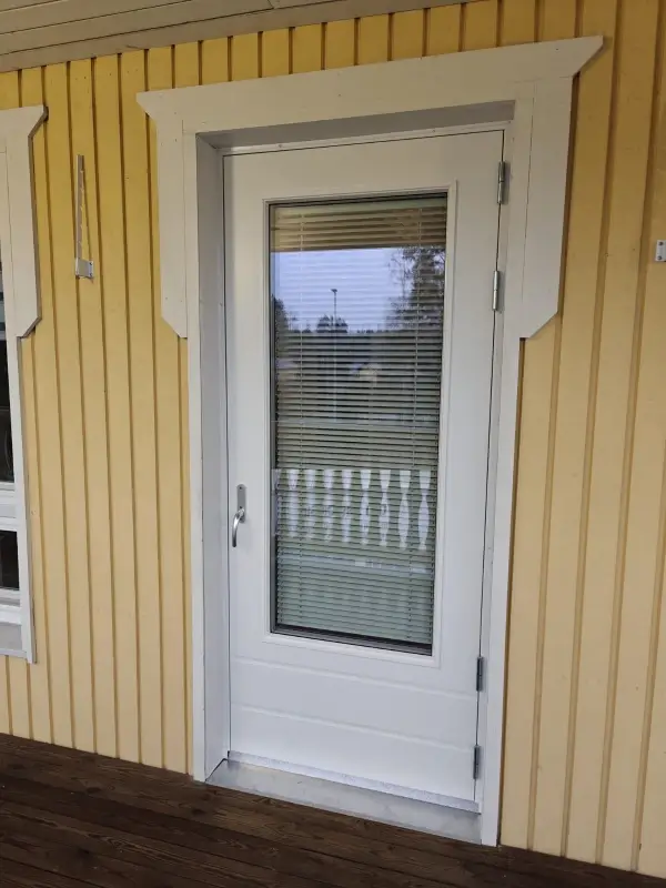 Terassinovi koristepaneloinnilla Kouvolassa