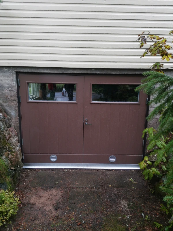 Uusi tyylikäs autotallin pariovi ikkunoilla asennettuna