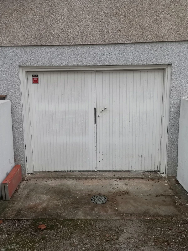 Vanha autotallin pariovi ennen vaihtoa