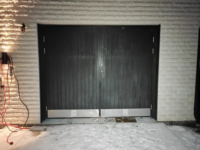 Vanha autotallin pariovi ennen vaihtoa Lahdessa