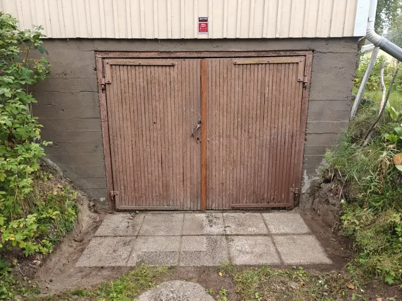 Vanha autotallin pariovi ennen vaihtoa Orimattilassa