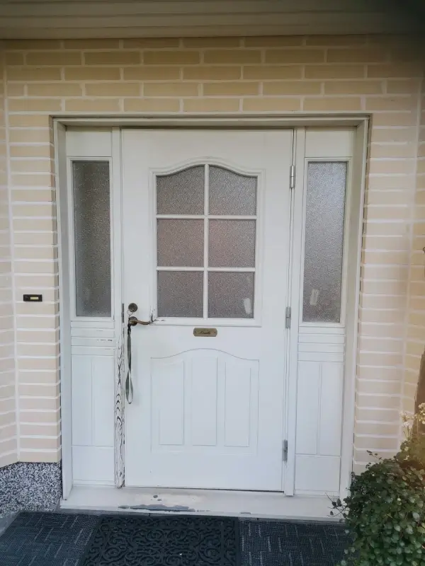 Vanha pääovi ikkunallisilla levikkeillä ennen vaihtoa Hämeenkoskella