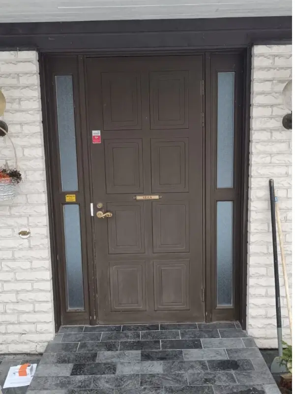 Vanha talon pääovi kiinteillä sivuikkunoilla Lahdessa ennen vaihtoa