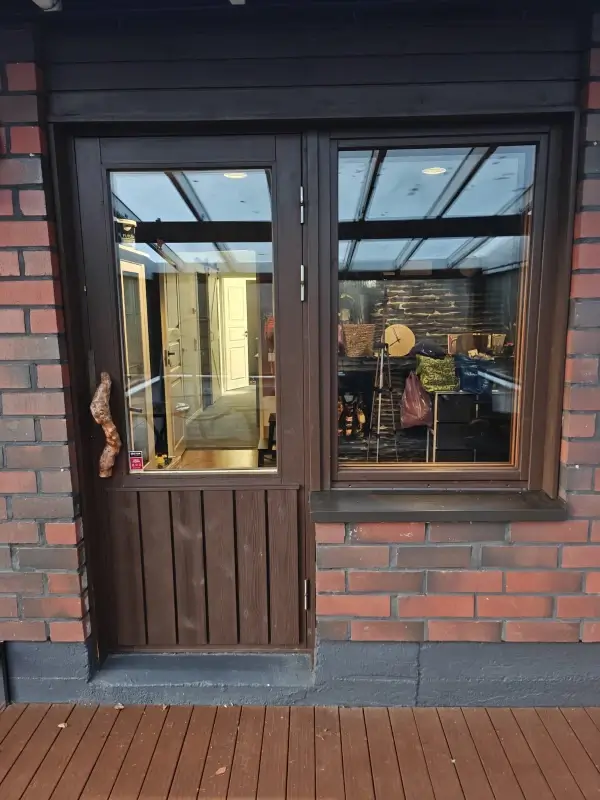 Vanha terassin ovi ja sivuikkuna ennen vaihtoa Kouvolassa